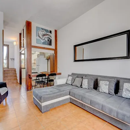 3 Bedrooms Townhouse Lively Area Close To A Appartement