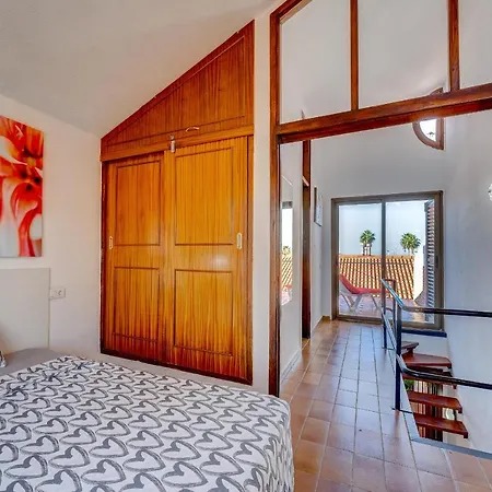 Apartment 3 Bedrooms Townhouse Lively Area Close To A *