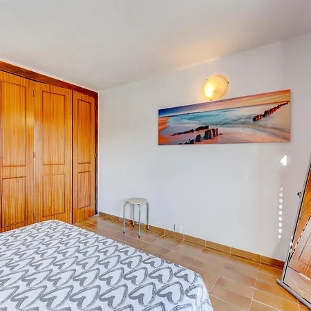3 Bedrooms Townhouse Lively Area Close To A 아로나