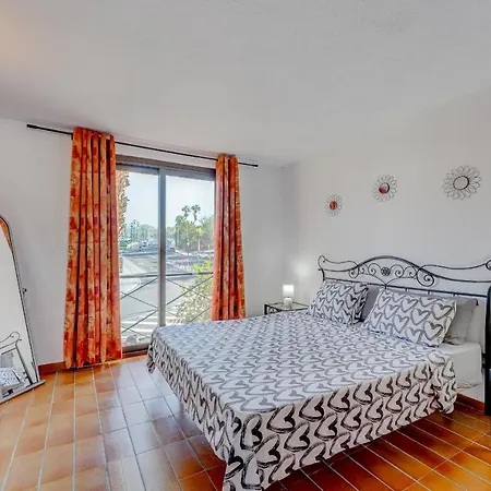 3 Bedrooms Townhouse Lively Area Close To A 아로나