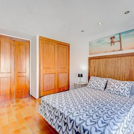 3 Bedrooms Townhouse Lively Area Close To A 아로나