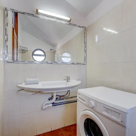 3 Bedrooms Townhouse Lively Area Close To A 아로나