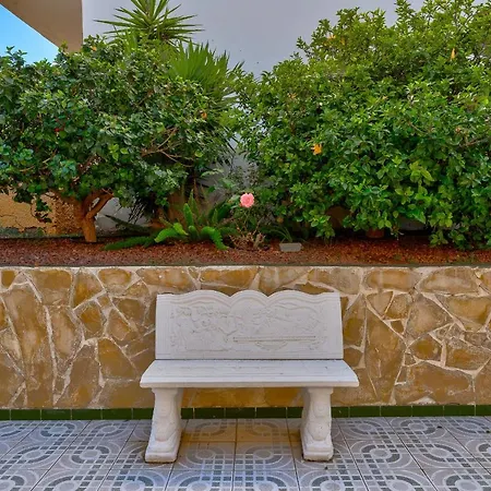 3 Bedrooms Townhouse Lively Area Close To A * 아로나