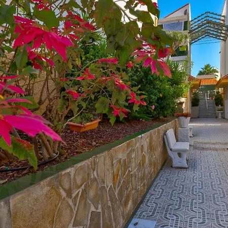 3 Bedrooms Townhouse Lively Area Close To A 아로나